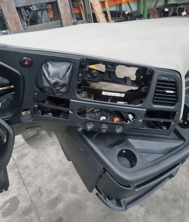 Ford KONSOLA KOMPLETNA KOKPIT DESKA ROZDZIELCZA STELAŻ F-MAX EURO 6 Ford KONSOLA KOMPLETNA KOKPIT DESKA ROZDZIELCZA STELAŻ FORD F-MAX EURO 6 - Palubní deska pro Nákladní auto: obrázek 2 Ford KONSOLA KOMPLETNA KOKPIT DESKA ROZDZIELCZA STELAŻ F-MAX EURO 6 Ford KONSOLA KOMPLETNA KOKPIT DESKA ROZDZIELCZA STELAŻ FORD F-MAX EURO 6 - Palubní deska pro Nákladní auto: obrázek 2