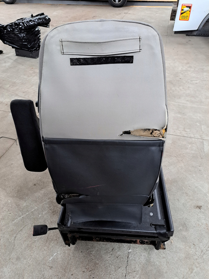 Renault FOTEL OBRACANY SIEDZENIE PASAŻERA RENAULT MAGNUM DXI LIFT VEGA S - Sedaček pro Nákladní auto: obrázek 5 Renault FOTEL OBRACANY SIEDZENIE PASAŻERA RENAULT MAGNUM DXI LIFT VEGA S - Sedaček pro Nákladní auto: obrázek 5