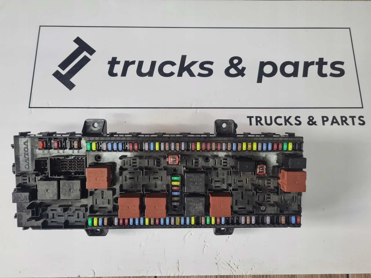 TABLICA PŁYTA SKRZYNKA BEZPIECZNIKÓW VOLVO FH 5 FM 5 FMX 23050388-P02 - Pojistka: obrázek 1 TABLICA PŁYTA SKRZYNKA BEZPIECZNIKÓW VOLVO FH 5 FM 5 FMX 23050388-P02 - Pojistka: obrázek 1