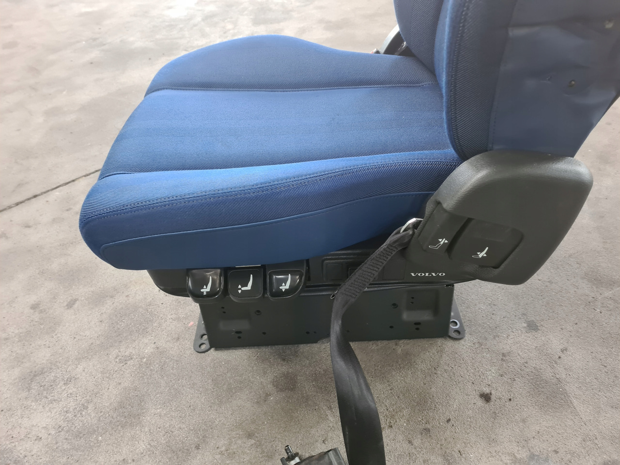 VOLVO FOTEL PNEUMATYCZNY KIEROWCY LEWY VOLVO FH 5 FM 5 - Sedaček pro Nákladní auto: obrázek 3 VOLVO FOTEL PNEUMATYCZNY KIEROWCY LEWY VOLVO FH 5 FM 5 - Sedaček pro Nákladní auto: obrázek 3