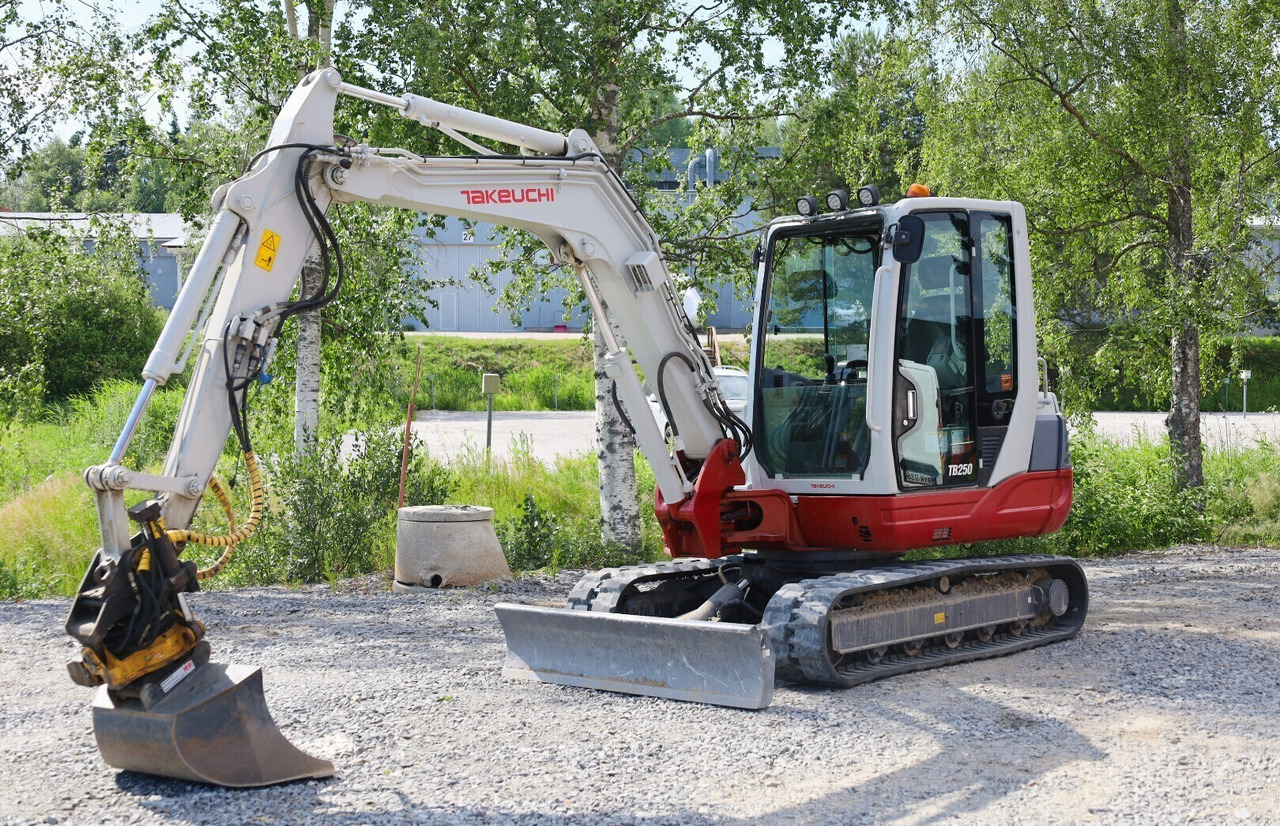 Takeuchi TB250 - Mini rýpadlo: obrázek 2 Takeuchi TB250 - Mini rýpadlo: obrázek 2