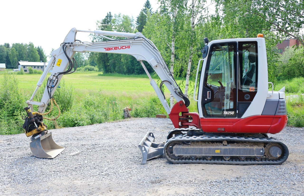 Takeuchi TB250 - Mini rýpadlo: obrázek 1 Takeuchi TB250 - Mini rýpadlo: obrázek 1
