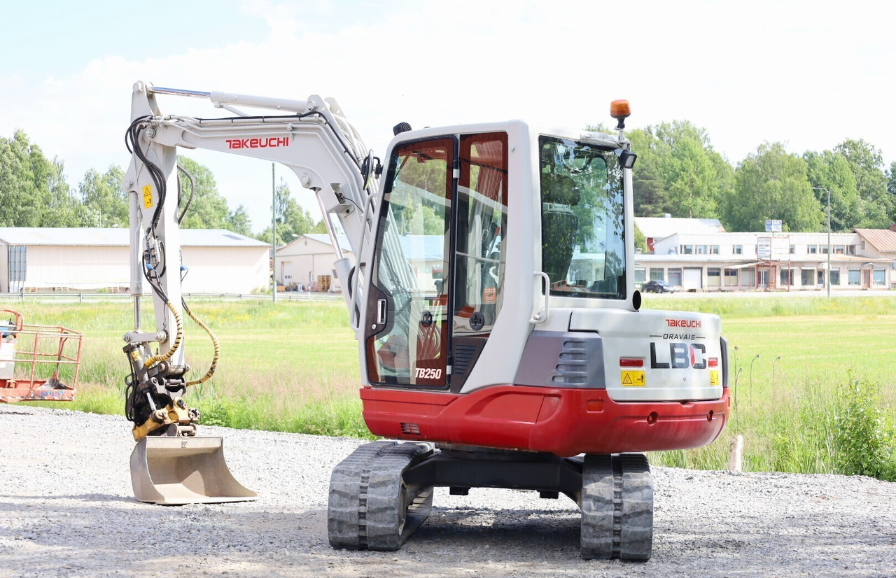 Takeuchi TB250 - Mini rýpadlo: obrázek 3 Takeuchi TB250 - Mini rýpadlo: obrázek 3