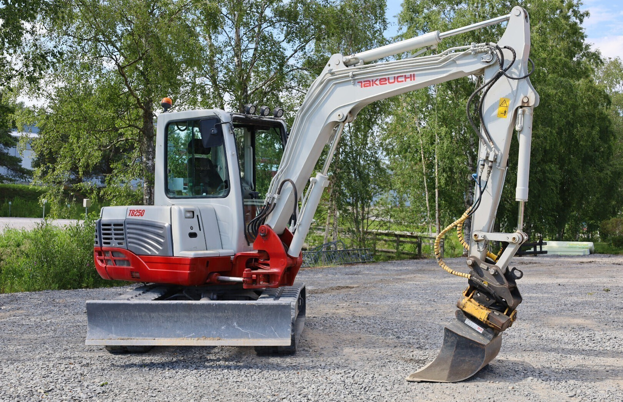 Takeuchi TB250 - Mini rýpadlo: obrázek 4 Takeuchi TB250 - Mini rýpadlo: obrázek 4