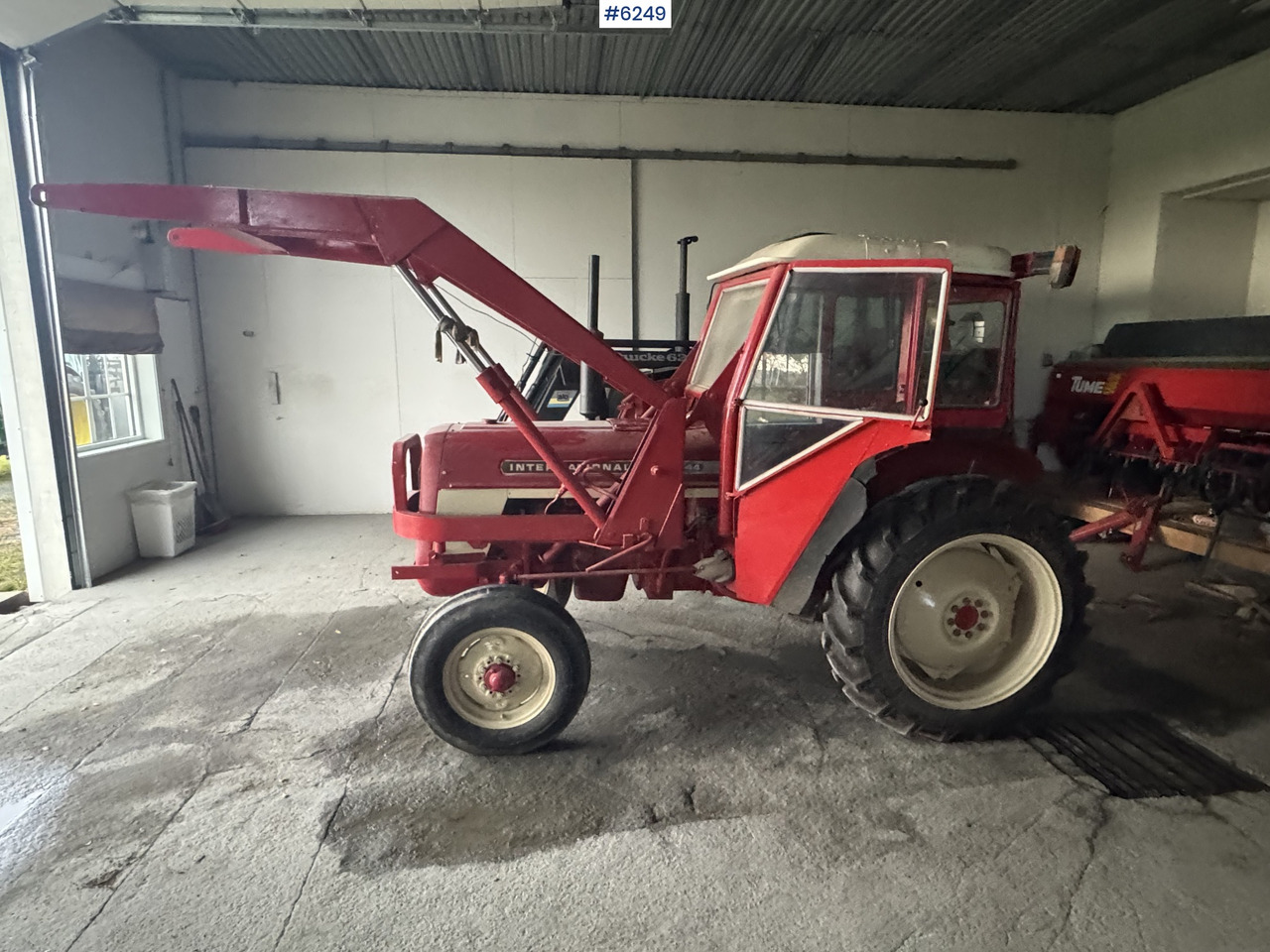 1973 International 444 w/ Bjørnerud loader and bucket. WATCH VIDEO - Traktor: obrázek 2 1973 International 444 w/ Bjørnerud loader and bucket. WATCH VIDEO - Traktor: obrázek 2