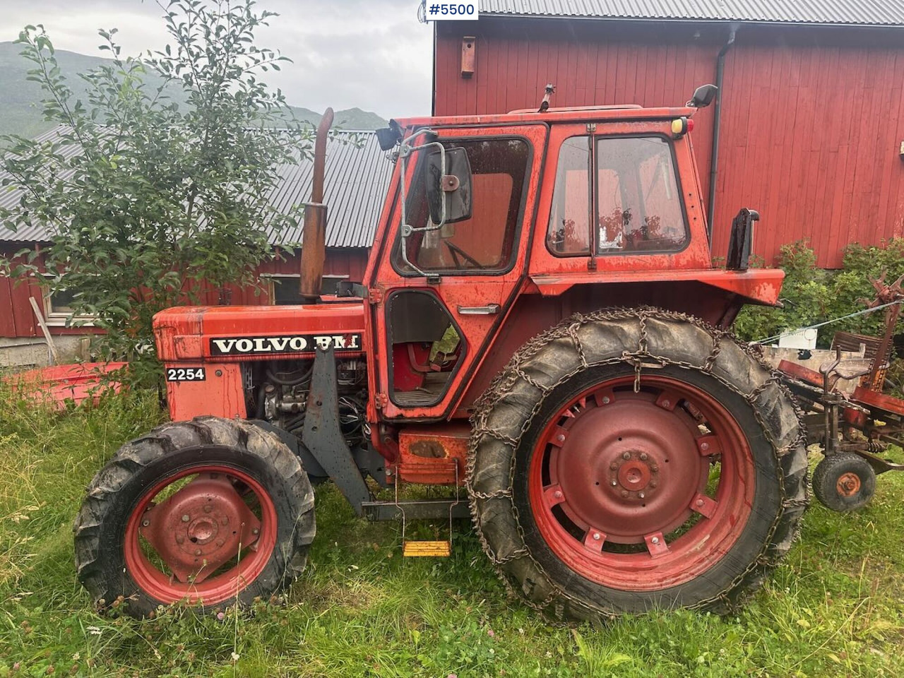 1979 Volvo BM 2254 tractor with front loader and chains. SEE VIDEO. - Traktor: obrázek 1 1979 Volvo BM 2254 tractor with front loader and chains. SEE VIDEO. - Traktor: obrázek 1