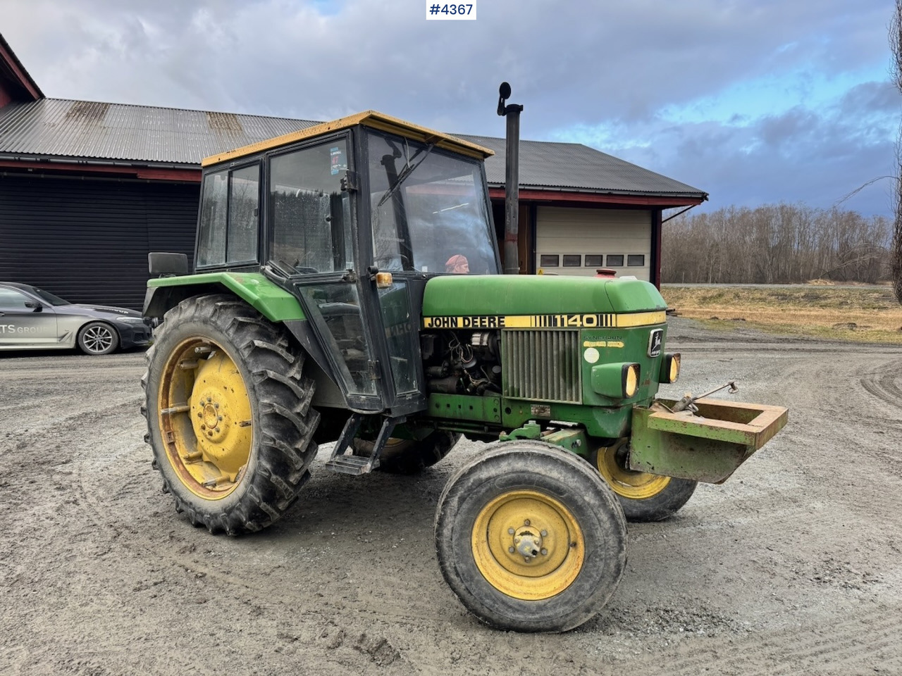 1982 John Deere 1140 4x2 Tractor w/ Twin Wheels and Chains. - Traktor: obrázek 1 1982 John Deere 1140 4x2 Tractor w/ Twin Wheels and Chains. - Traktor: obrázek 1