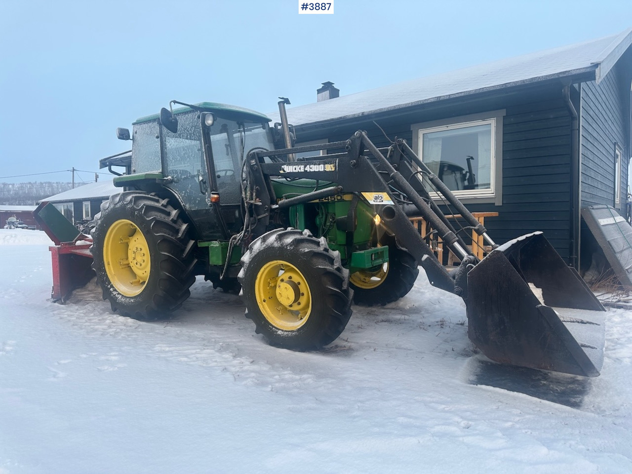 1987 John Deere Power Synchron 2450 4x4 w/ Quicke 4300 front loader, snow blower and gravel bucket. WATCH VIDEO. - Traktor: obrázek 1 1987 John Deere Power Synchron 2450 4x4 w/ Quicke 4300 front loader, snow blower and gravel bucket. WATCH VIDEO. - Traktor: obrázek 1