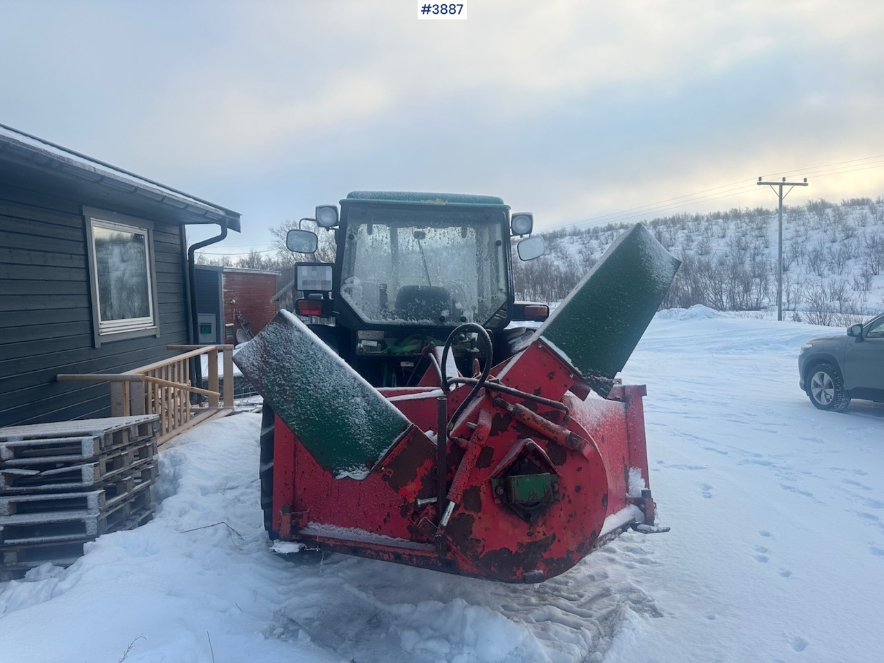 1987 John Deere Power Synchron 2450 4x4 w/ Quicke 4300 front loader, snow blower and gravel bucket. WATCH VIDEO. - Traktor: obrázek 4 1987 John Deere Power Synchron 2450 4x4 w/ Quicke 4300 front loader, snow blower and gravel bucket. WATCH VIDEO. - Traktor: obrázek 4