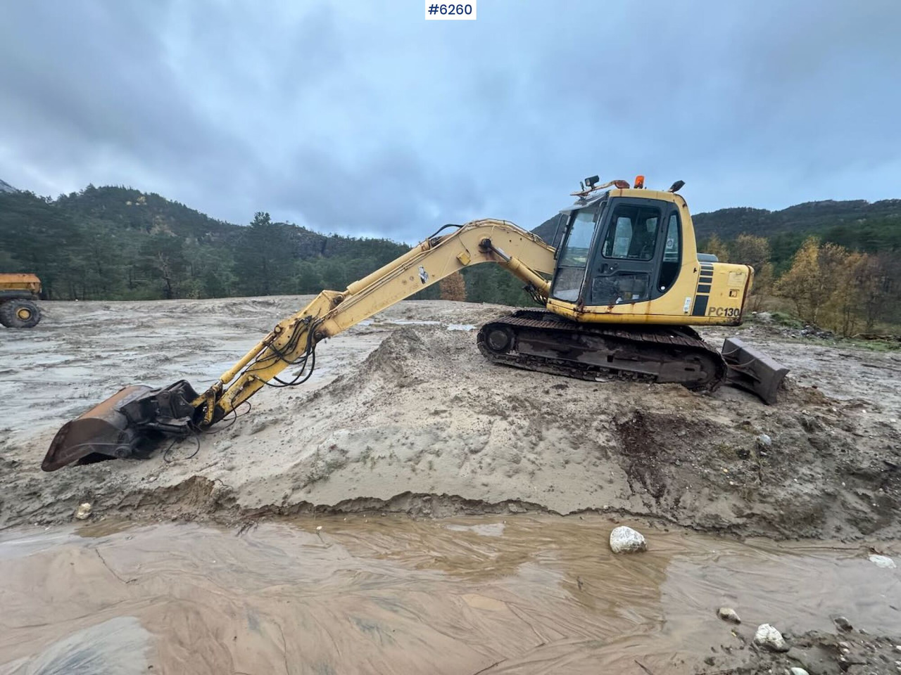 1998 Komatsu PC130-6K with Grading Bucket and Digging Bucket! - Rýpadlo: obrázek 1 1998 Komatsu PC130-6K with Grading Bucket and Digging Bucket! - Rýpadlo: obrázek 1