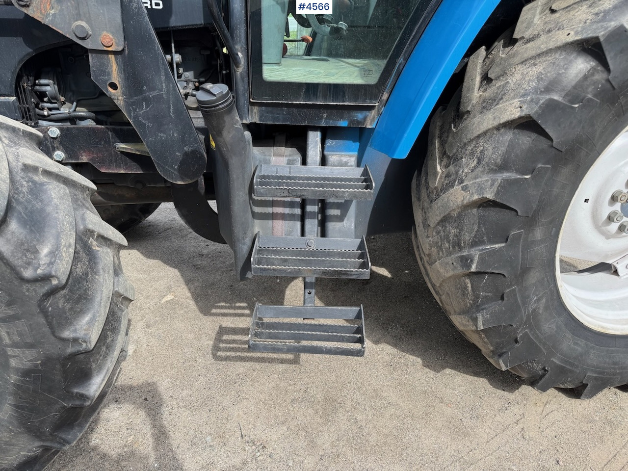 1998 New Holland TS 100 w/front loader and some equipment - Traktor: obrázek 3 1998 New Holland TS 100 w/front loader and some equipment - Traktor: obrázek 3