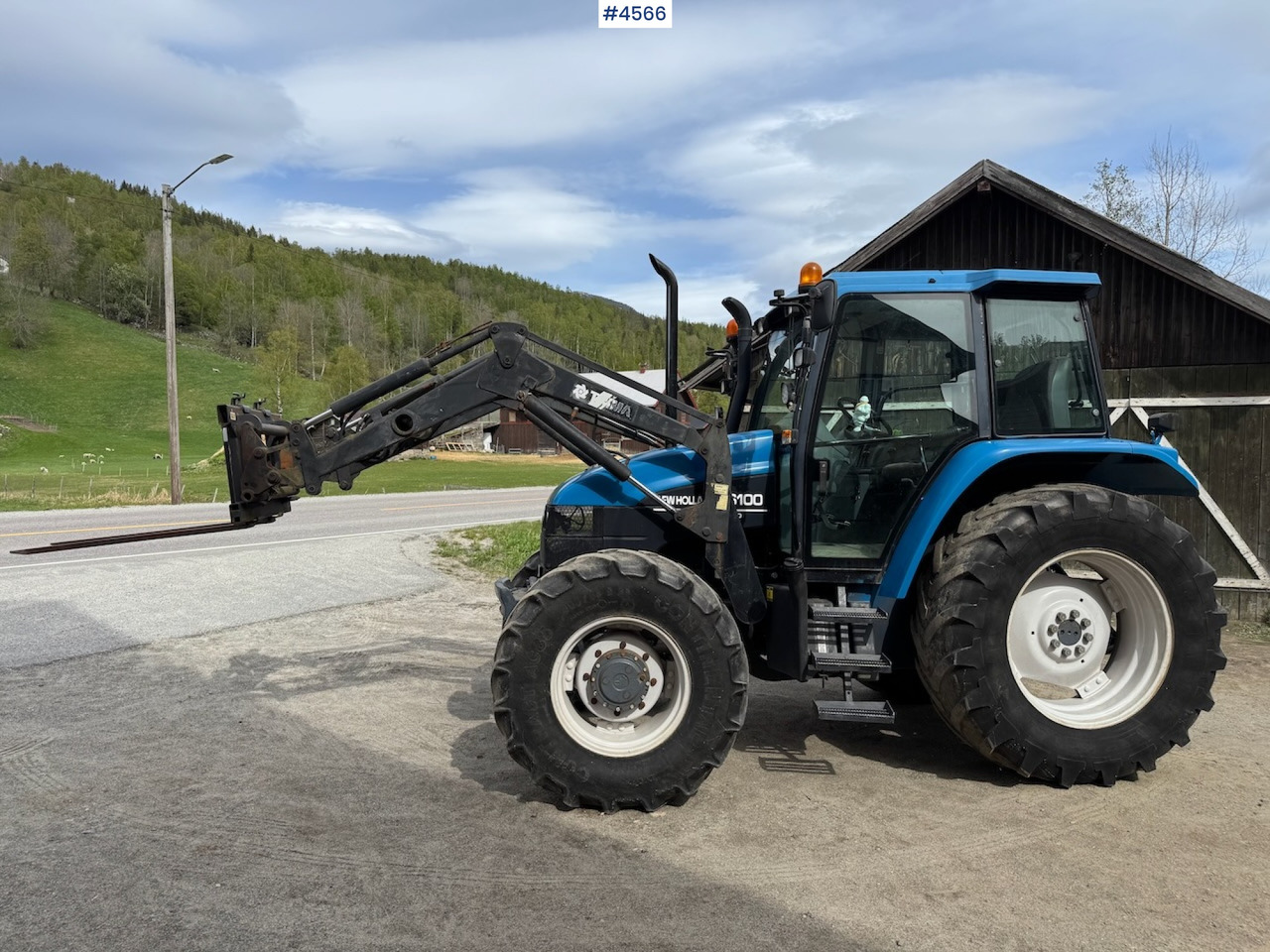 1998 New Holland TS 100 w/front loader and some equipment - Traktor: obrázek 1 1998 New Holland TS 100 w/front loader and some equipment - Traktor: obrázek 1