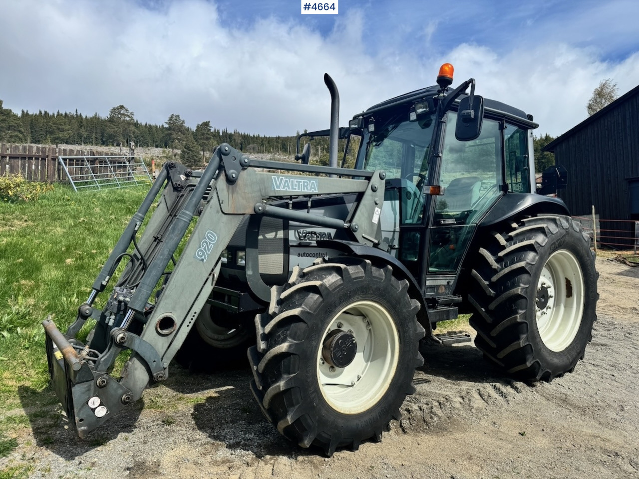 2003 Valtra A85-4 4x4 with Front Loader – 4450 hours! - Traktor: obrázek 2 2003 Valtra A85-4 4x4 with Front Loader – 4450 hours! - Traktor: obrázek 2
