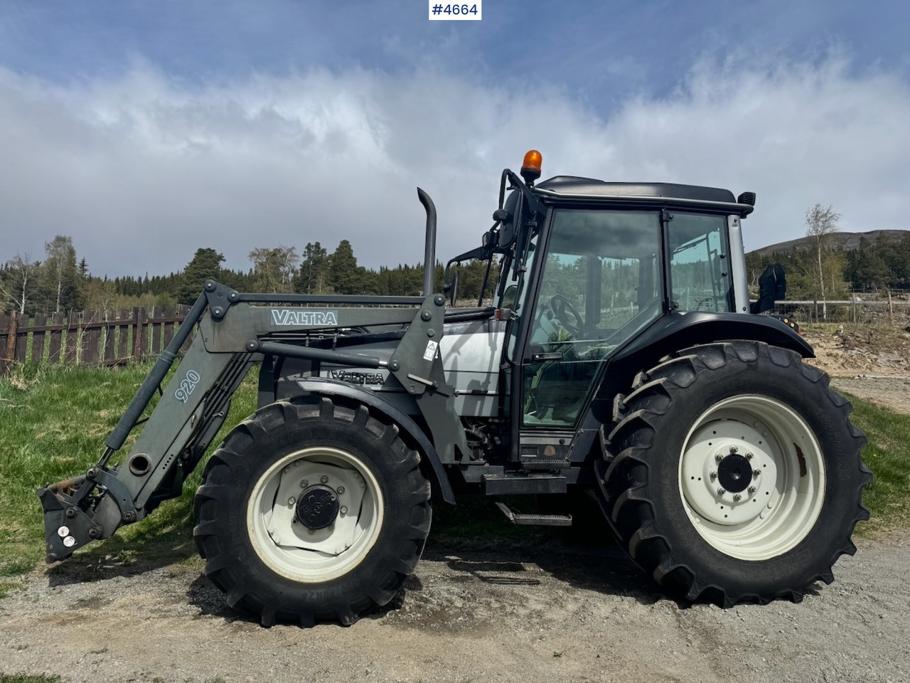 2003 Valtra A85-4 4x4 with Front Loader – 4450 hours! - Traktor: obrázek 5 2003 Valtra A85-4 4x4 with Front Loader – 4450 hours! - Traktor: obrázek 5