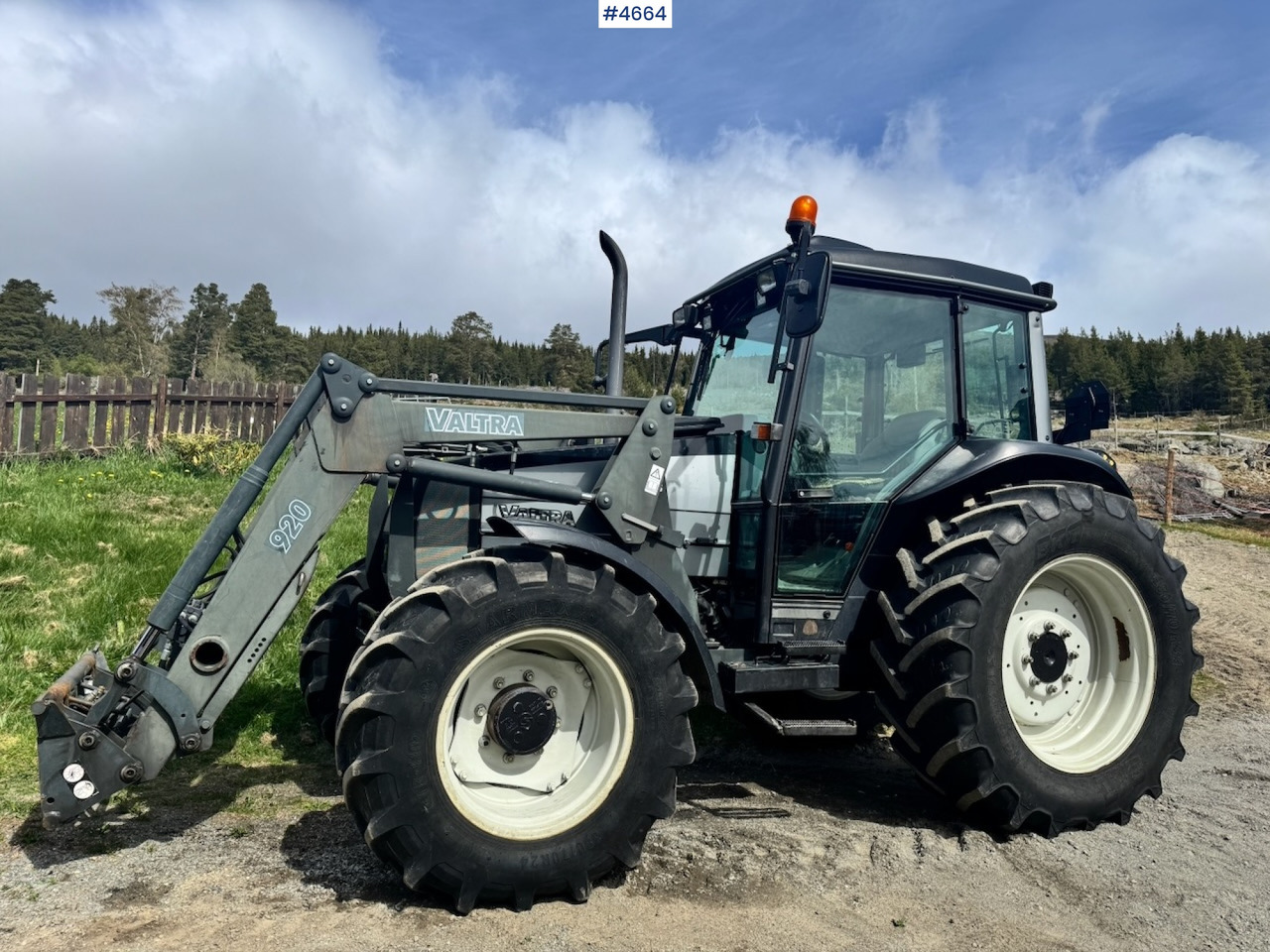 2003 Valtra A85-4 4x4 with Front Loader – 4450 hours! - Traktor: obrázek 1 2003 Valtra A85-4 4x4 with Front Loader – 4450 hours! - Traktor: obrázek 1