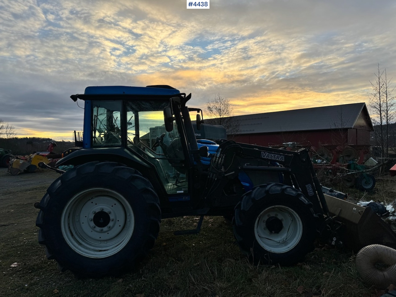 2005 Valtra A75-4 4x4 w/ Front loader and bucket. 3250 hours! - Traktor: obrázek 2 2005 Valtra A75-4 4x4 w/ Front loader and bucket. 3250 hours! - Traktor: obrázek 2