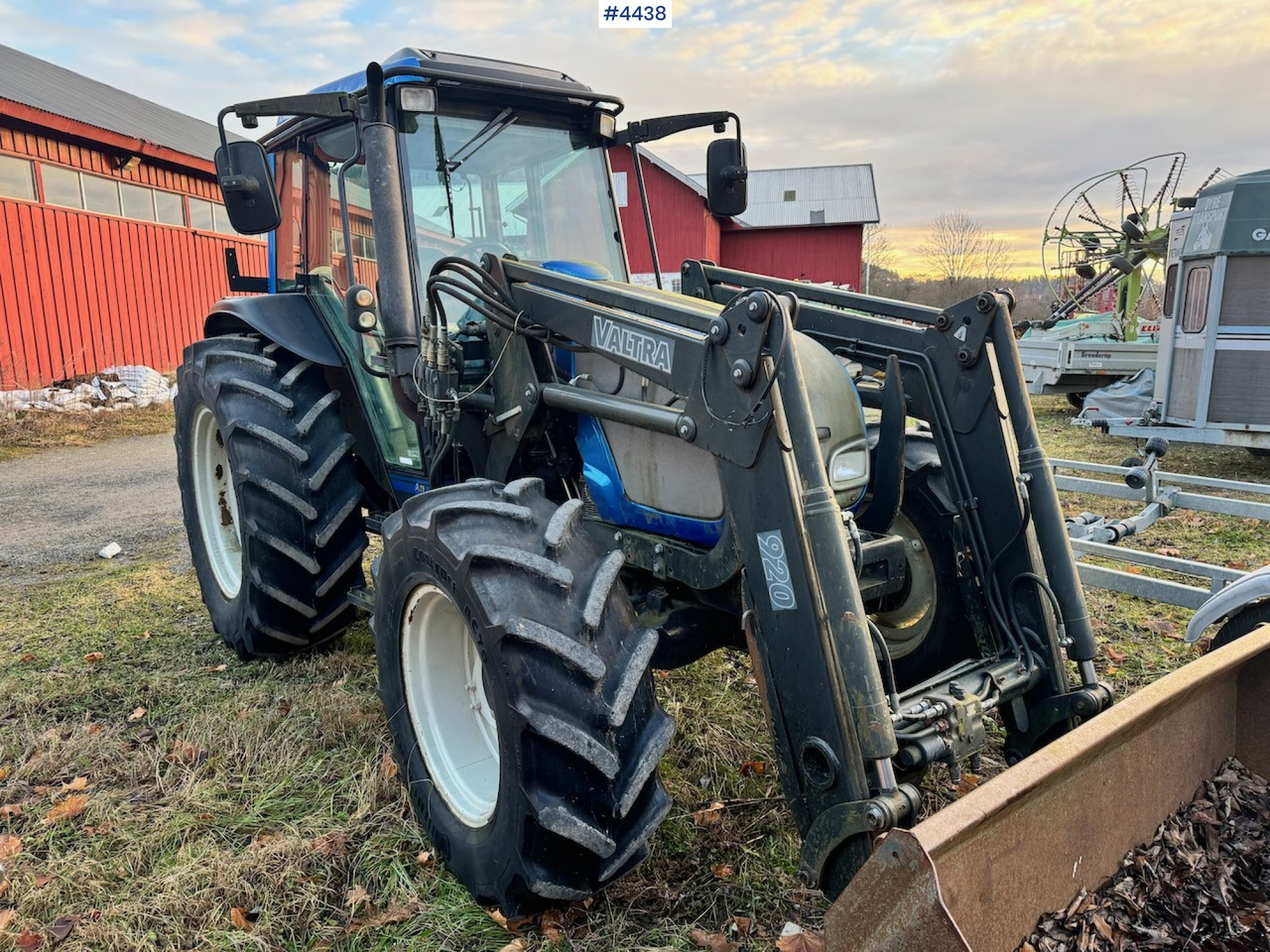 2005 Valtra A75-4 4x4 w/ Front loader and bucket. 3250 hours! - Traktor: obrázek 1 2005 Valtra A75-4 4x4 w/ Front loader and bucket. 3250 hours! - Traktor: obrázek 1
