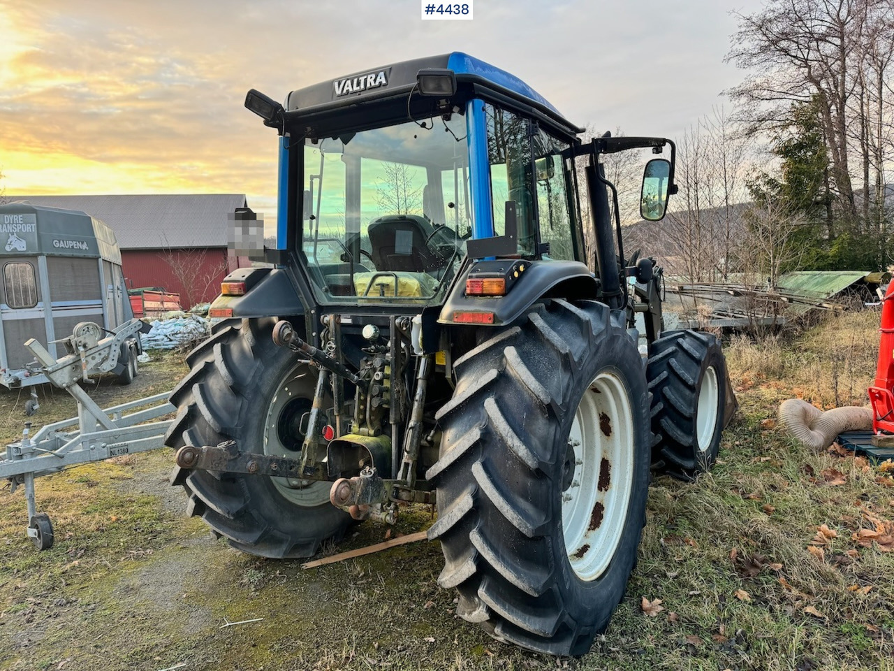 2005 Valtra A75-4 4x4 w/ Front loader and bucket. 3250 hours! - Traktor: obrázek 4 2005 Valtra A75-4 4x4 w/ Front loader and bucket. 3250 hours! - Traktor: obrázek 4