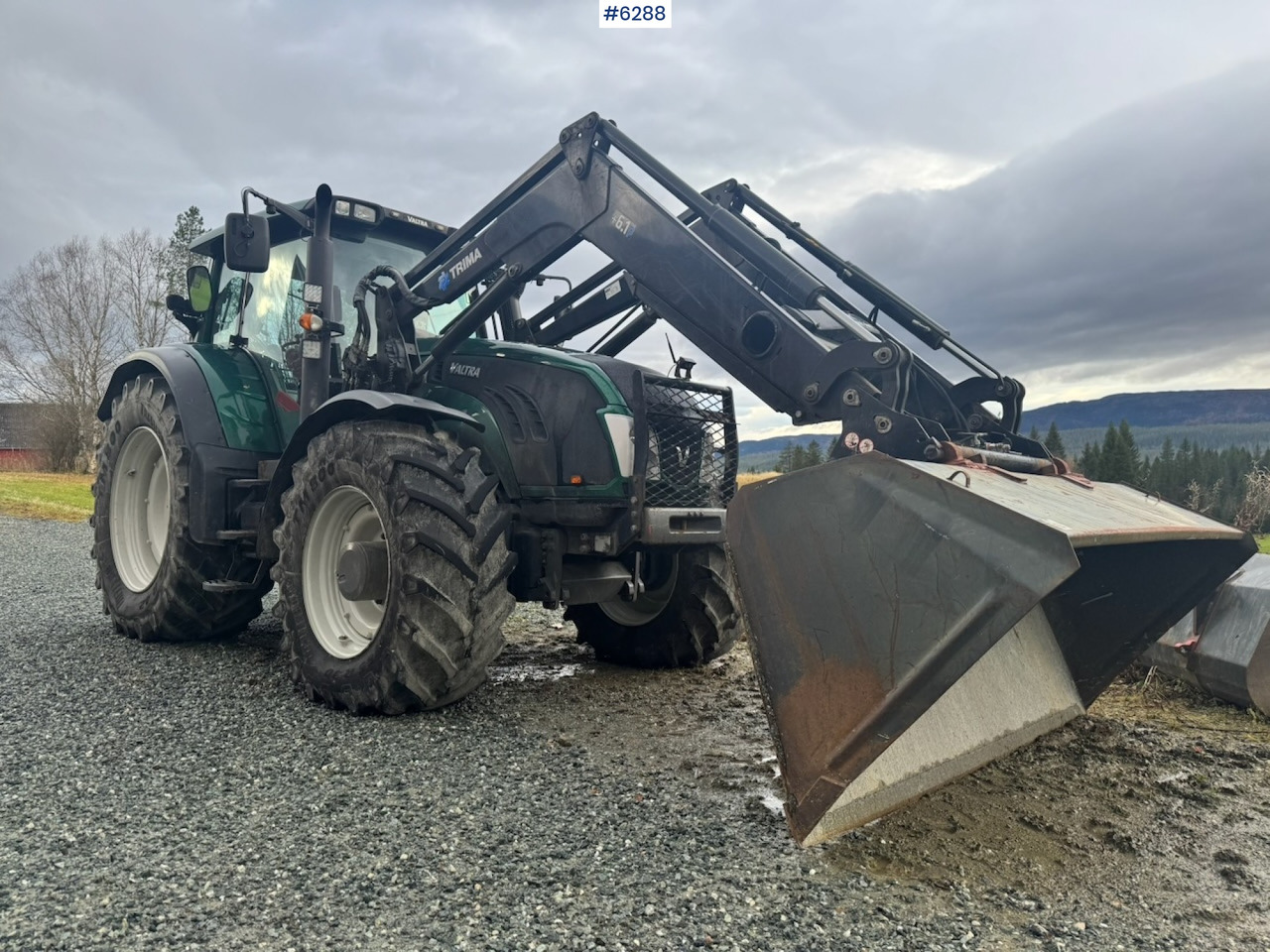 2013 Valtra T203 w/ Trima front loader, snow bucket, gravel bucket, pallet forks and timber clamp! - Traktor: obrázek 1 2013 Valtra T203 w/ Trima front loader, snow bucket, gravel bucket, pallet forks and timber clamp! - Traktor: obrázek 1