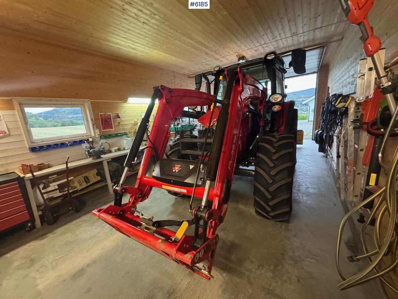 2023 Massey Ferguson 5711M Dyna w/ loader with 3rd function. Only 115 hours! - Traktor: obrázek 5 2023 Massey Ferguson 5711M Dyna w/ loader with 3rd function. Only 115 hours! - Traktor: obrázek 5