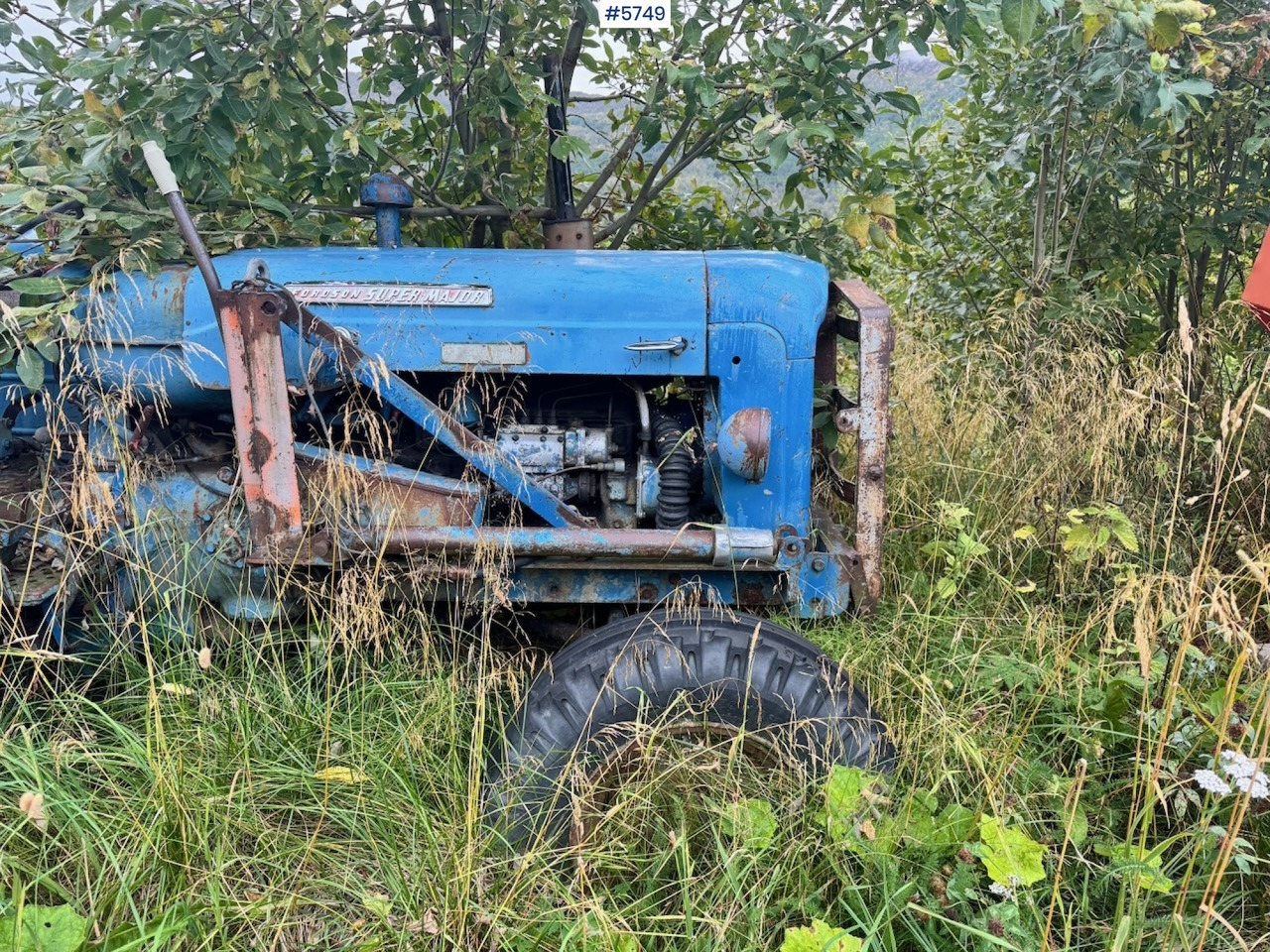 Ca. 1961 Fordson Super Major 4×2 Tractor w/ Bucket - Traktor: obrázek 3 Ca. 1961 Fordson Super Major 4×2 Tractor w/ Bucket - Traktor: obrázek 3