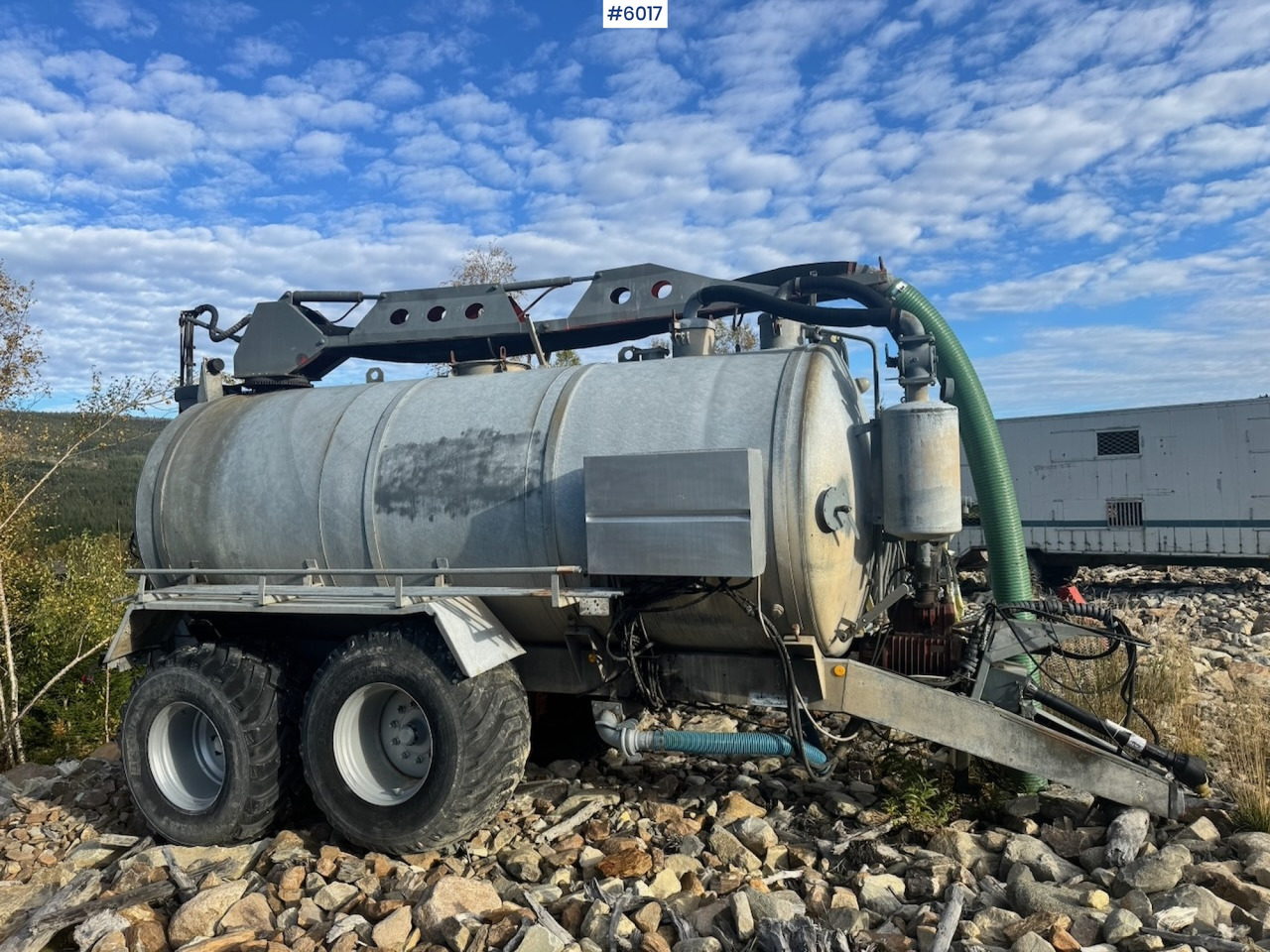 Caveco vacuum wagon with loading robot - Cisternový přívěs: obrázek 1 Caveco vacuum wagon with loading robot - Cisternový přívěs: obrázek 1