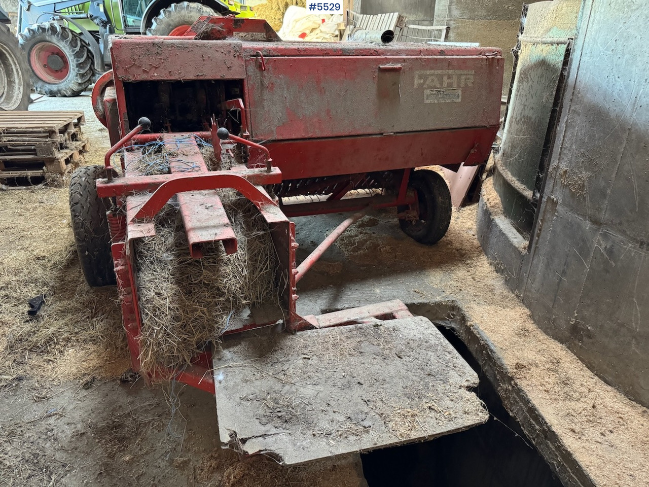 Deutz Fahr Square baler. - Stroj na sklizeň pícnin: obrázek 4 Deutz Fahr Square baler. - Stroj na sklizeň pícnin: obrázek 4