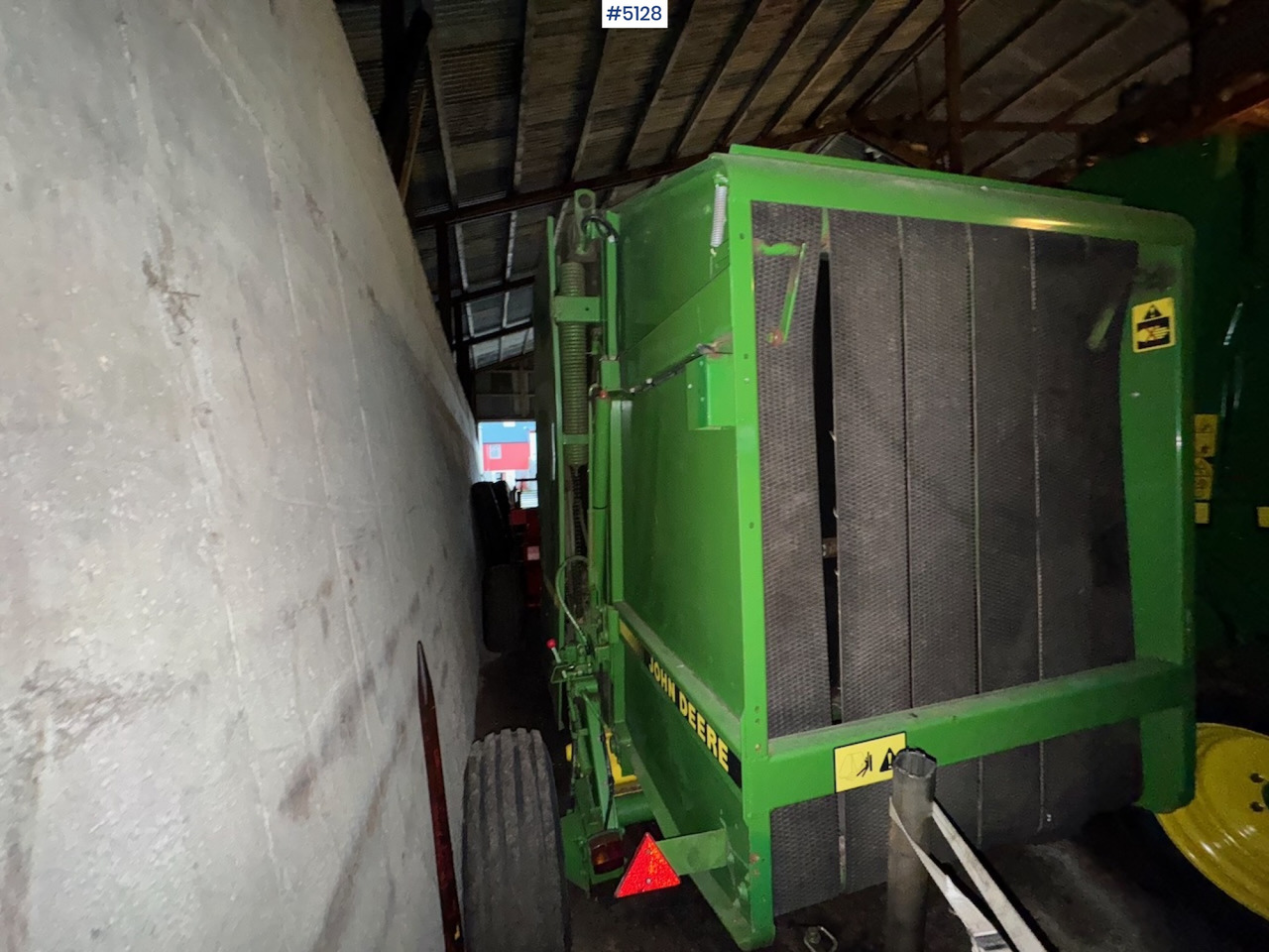 John Deere 550 Round Baler - Stroj na sklizeň pícnin: obrázek 2 John Deere 550 Round Baler - Stroj na sklizeň pícnin: obrázek 2