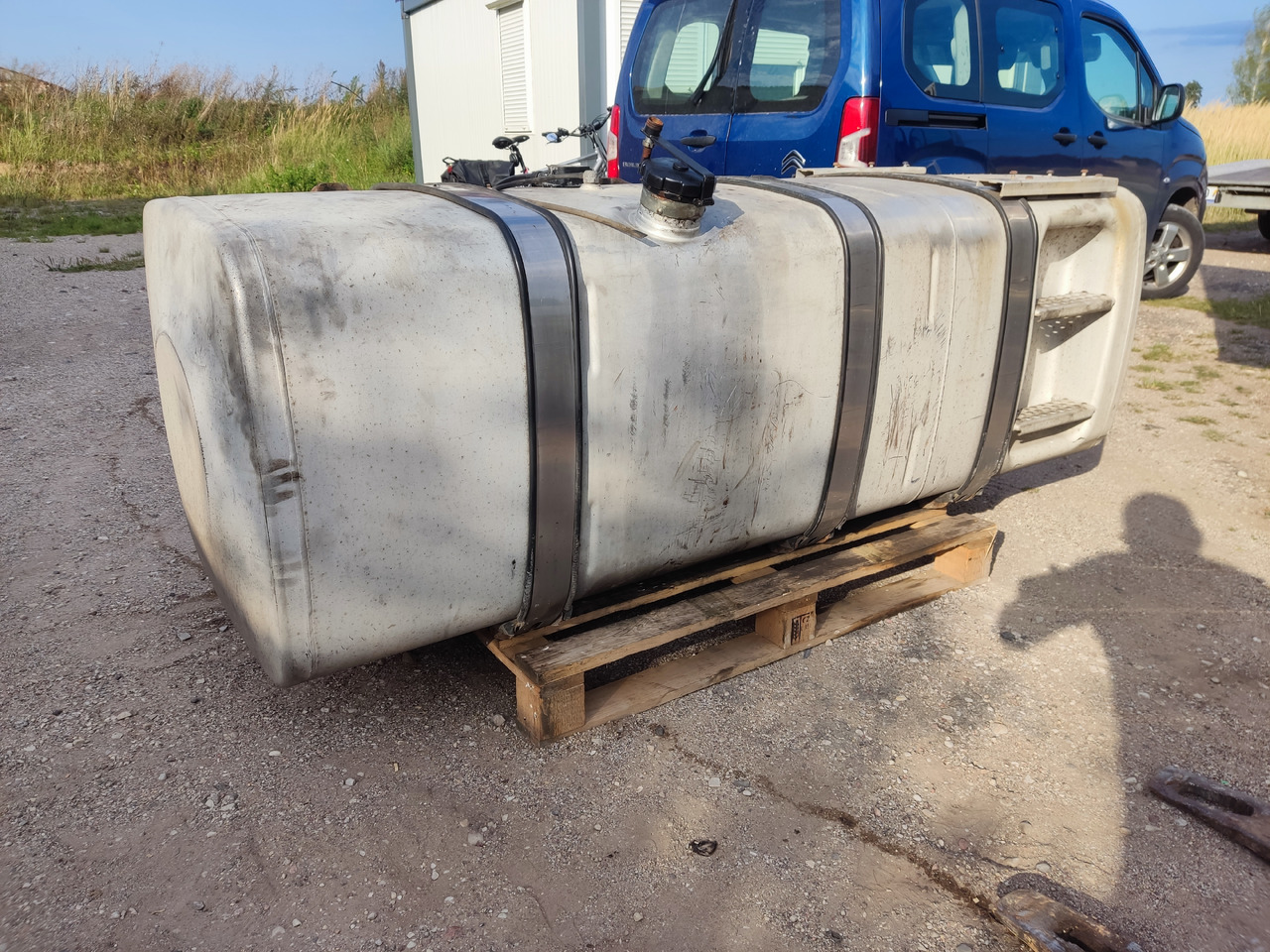 MAN TGA TGX fuel tank 910L - Palivová nádrž: obrázek 1 MAN TGA TGX fuel tank 910L - Palivová nádrž: obrázek 1