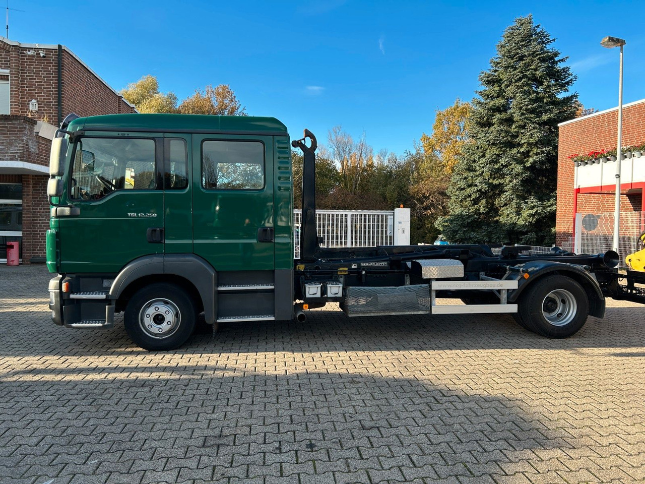 MAN 12.250 Doppelkabine Abroller - Hákový nosič kontejnerů: obrázek 2 MAN 12.250 Doppelkabine Abroller - Hákový nosič kontejnerů: obrázek 2