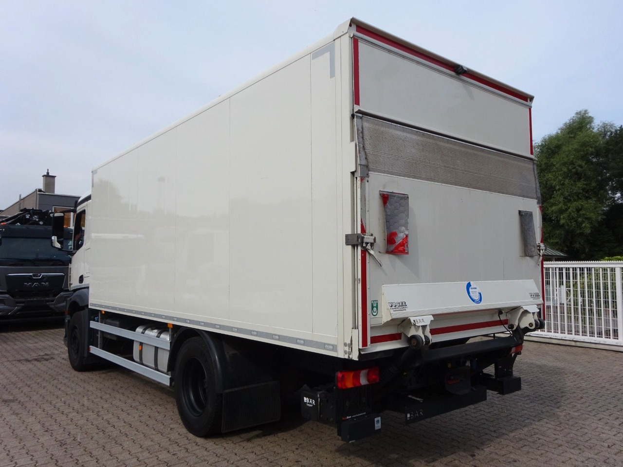 Mercedes-Benz 1842 Antos Koffer + BÄR Ladebordwand 4x2 - Skříňový nákladní auto: obrázek 5 Mercedes-Benz 1842 Antos Koffer + BÄR Ladebordwand 4x2 - Skříňový nákladní auto: obrázek 5