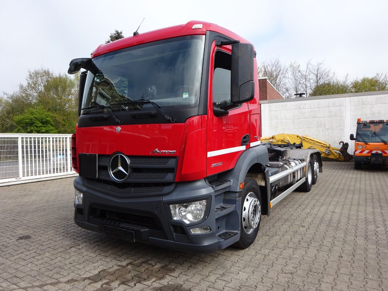 Mercedes-Benz 2532 Antos Multilift Abroller+Lift-Lenkachse6x2 - Hákový nosič kontejnerů: obrázek 2 Mercedes-Benz 2532 Antos Multilift Abroller+Lift-Lenkachse6x2 - Hákový nosič kontejnerů: obrázek 2
