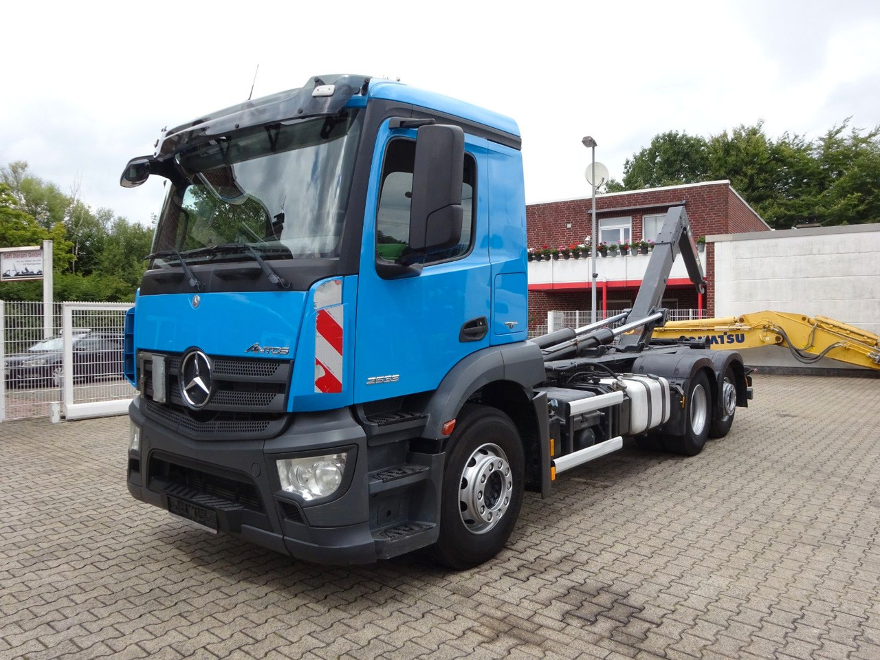 Mercedes-Benz 2533 Antos MULTILIFT Abroller 6x2 - Hákový nosič kontejnerů: obrázek 1 Mercedes-Benz 2533 Antos MULTILIFT Abroller 6x2 - Hákový nosič kontejnerů: obrázek 1