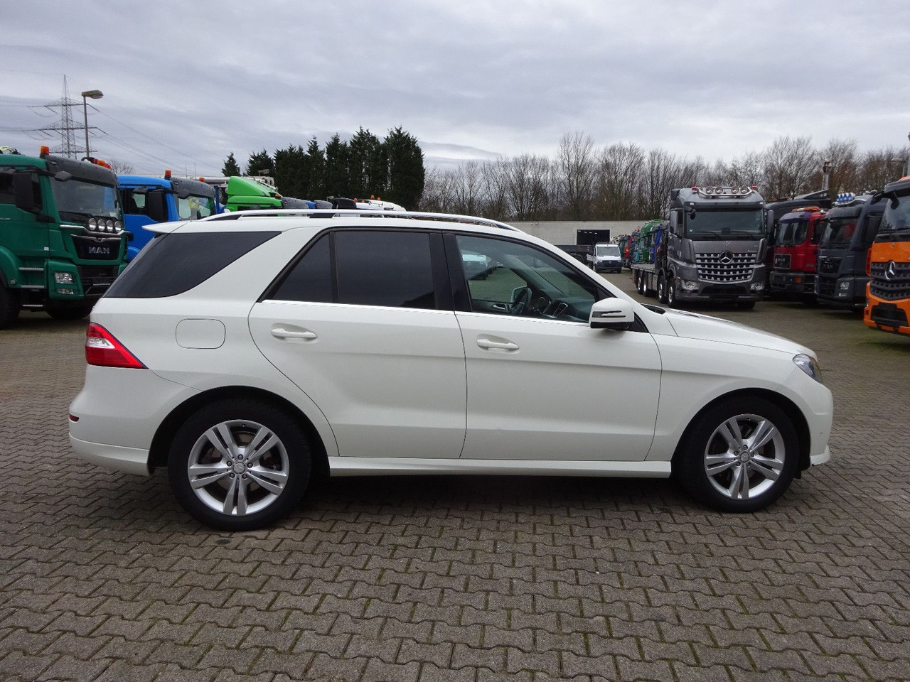 SUV Mercedes-Benz ML 350 CDI BlueTec Mercedes-Benz ML 350 CDI BlueTec.  AMG Paket: obrázek 6