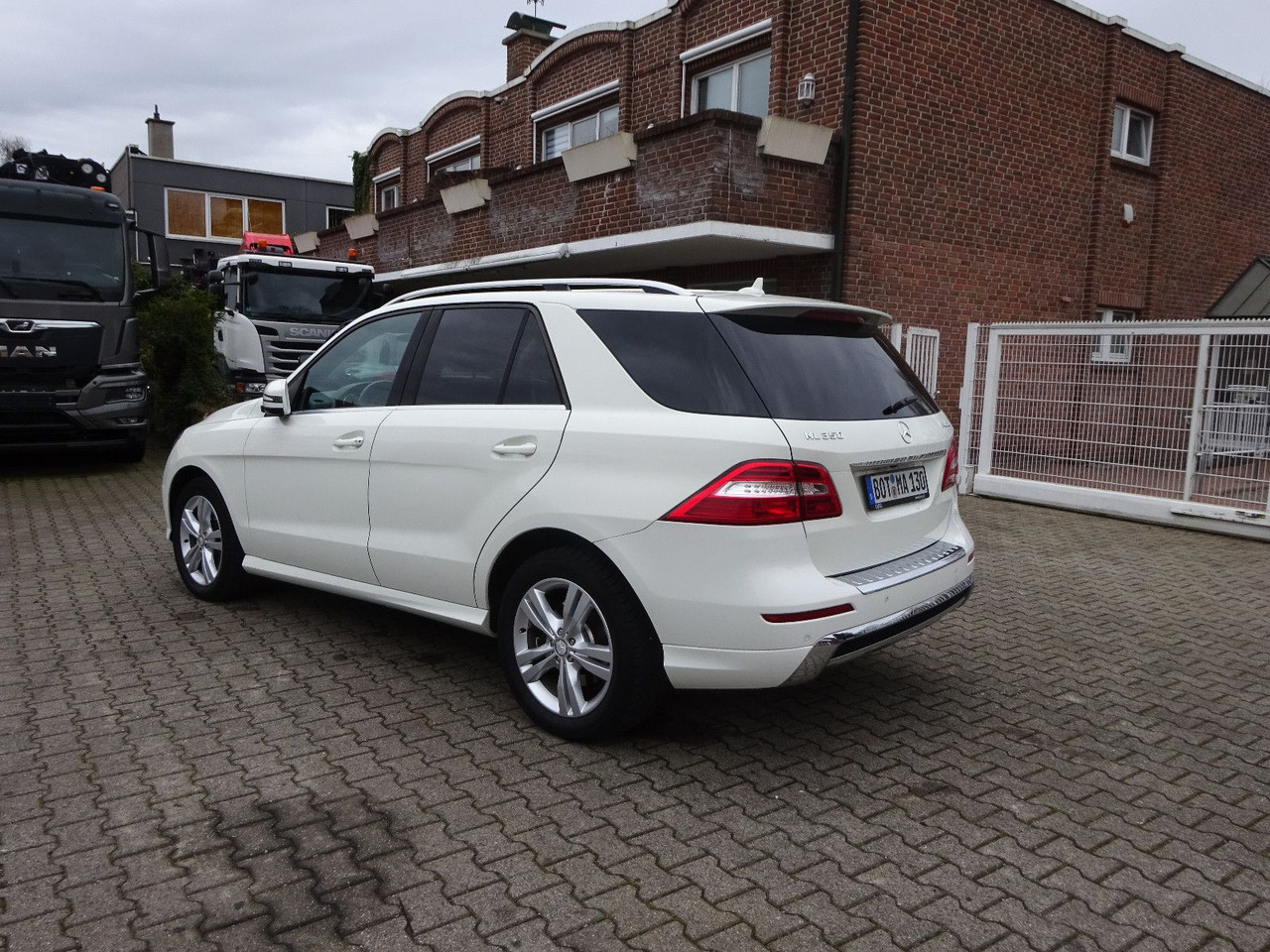 Mercedes-Benz ML 350 CDI BlueTec Mercedes-Benz ML 350 CDI BlueTec. AMG Paket - SUV: obrázek 4 Mercedes-Benz ML 350 CDI BlueTec Mercedes-Benz ML 350 CDI BlueTec. AMG Paket - SUV: obrázek 4