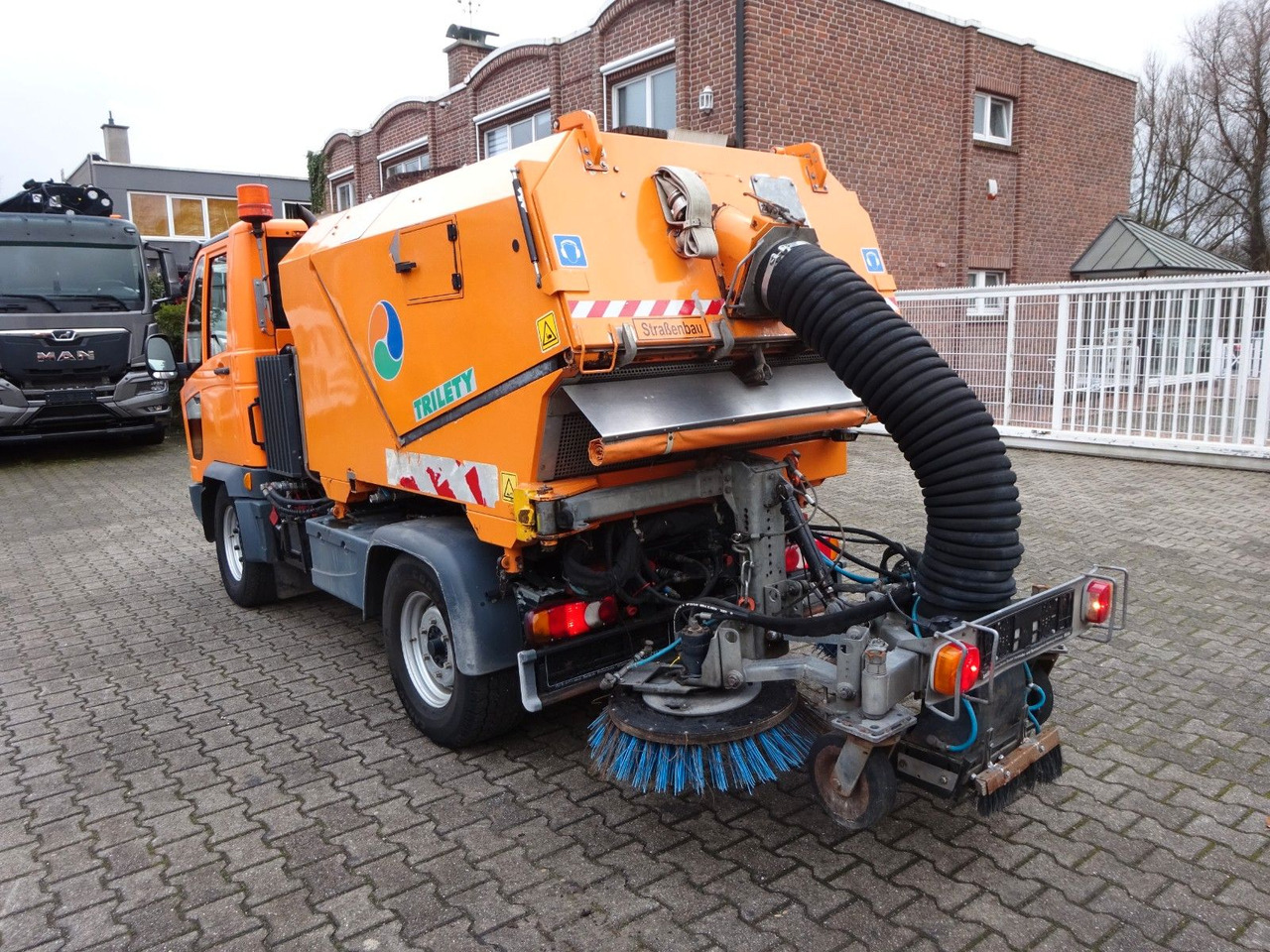 Multicar M30 HAKO FUMO Kehrmaschine + Schneeplatte 4x4 - Dodávka sklápěč: obrázek 2 Multicar M30 HAKO FUMO Kehrmaschine + Schneeplatte 4x4 - Dodávka sklápěč: obrázek 2