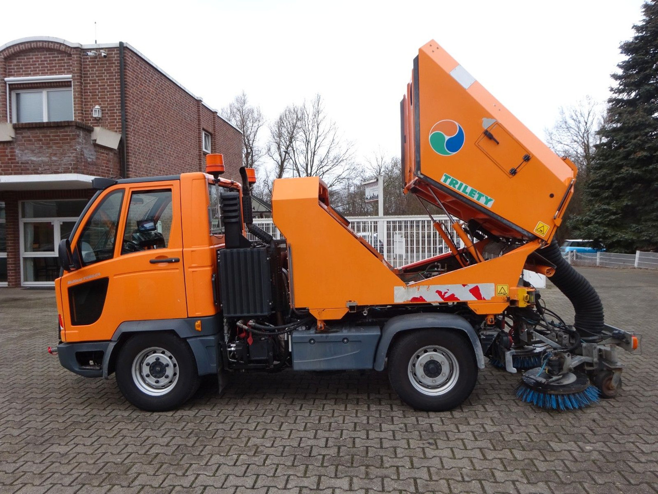 Multicar M30 HAKO FUMO Kehrmaschine + Schneeplatte 4x4 - Dodávka sklápěč: obrázek 1 Multicar M30 HAKO FUMO Kehrmaschine + Schneeplatte 4x4 - Dodávka sklápěč: obrázek 1