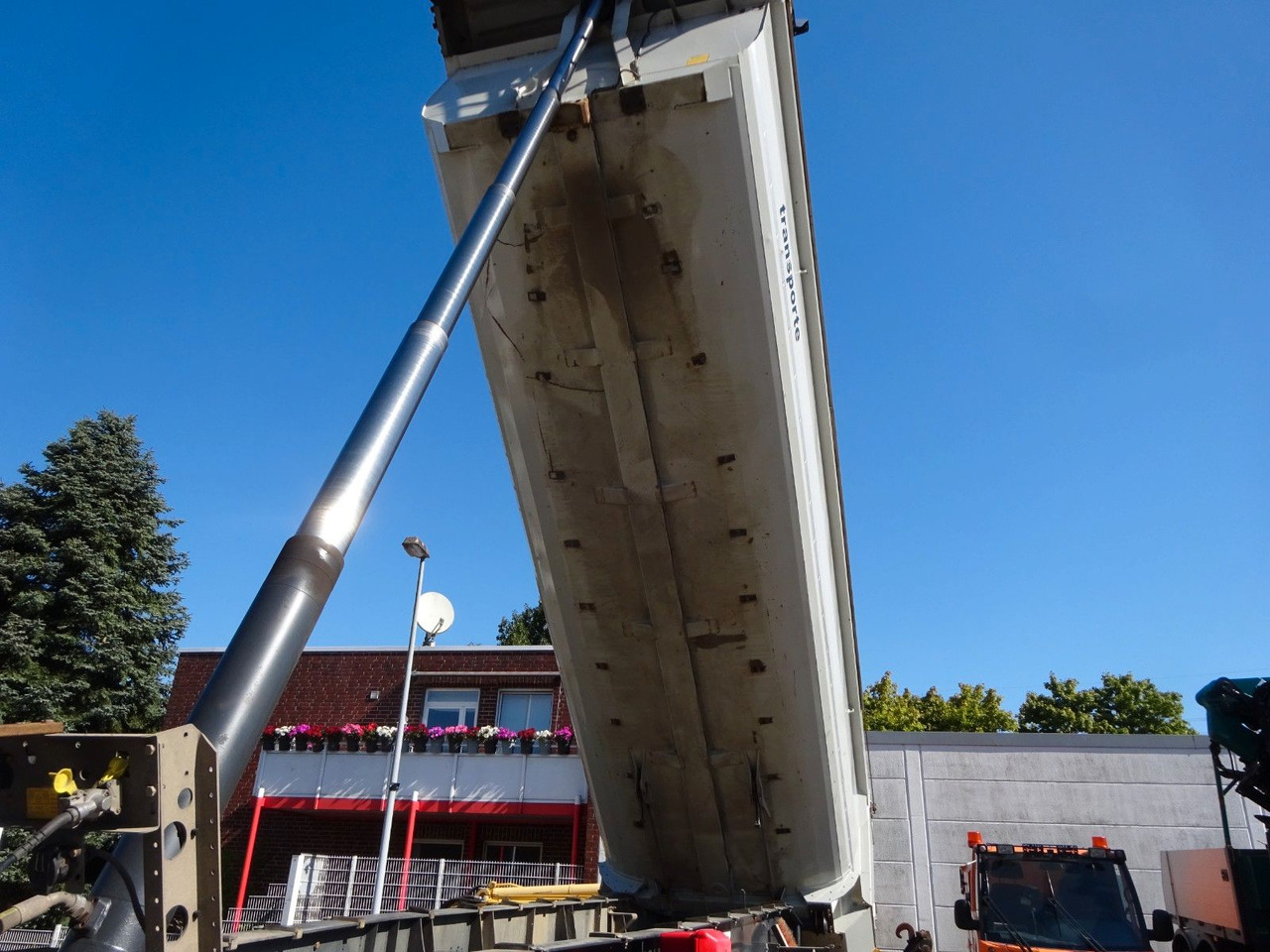 Schmitz Cargobull Kippauflieger mit 3 Achsen ca. 24 m³ 2x Bestand - Sklápěcí návěs: obrázek 3 Schmitz Cargobull Kippauflieger mit 3 Achsen ca. 24 m³ 2x Bestand - Sklápěcí návěs: obrázek 3