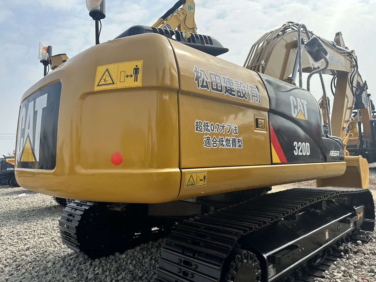 CATERPILLAR 320D2 - Kolesové rýpadlo: obrázek 3 CATERPILLAR 320D2 - Kolesové rýpadlo: obrázek 3