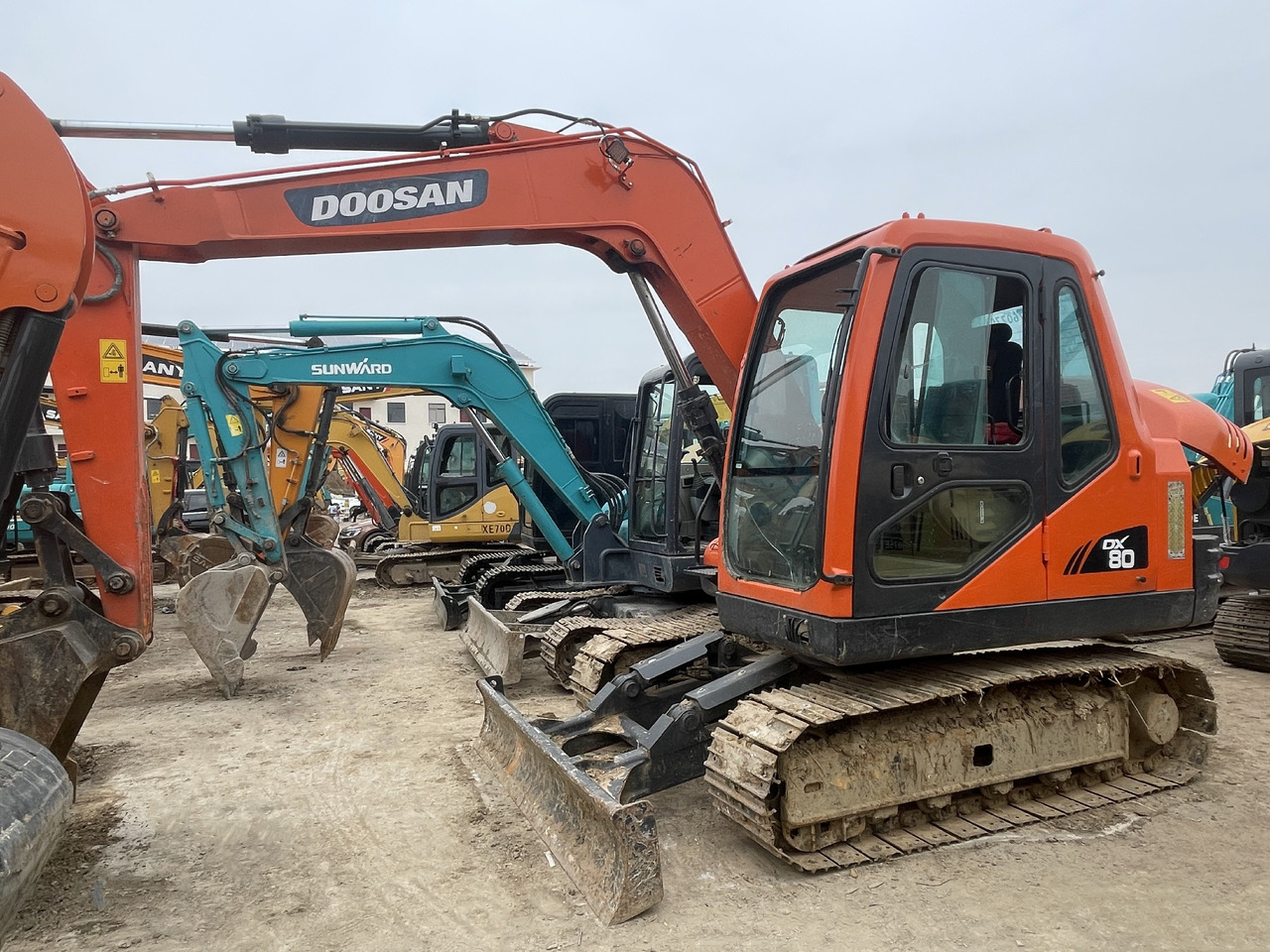 DOOSAN DX80 - Pásové rýpadlo: obrázek 1 DOOSAN DX80 - Pásové rýpadlo: obrázek 1