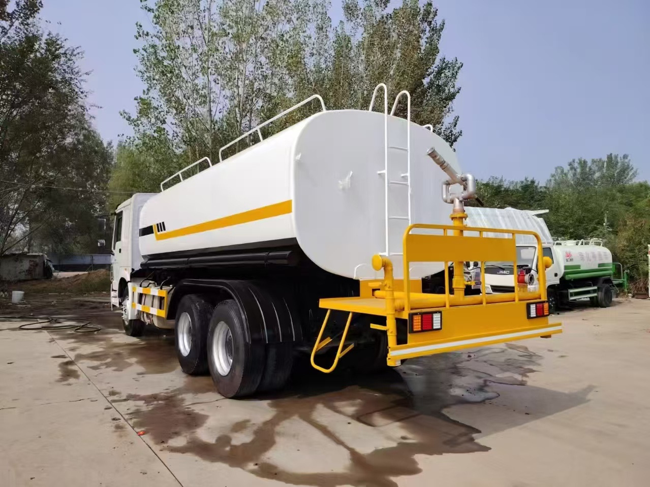 SINOTRUK HOWO sprinkler - Cisternové vozidlo: obrázek 2 SINOTRUK HOWO sprinkler - Cisternové vozidlo: obrázek 2