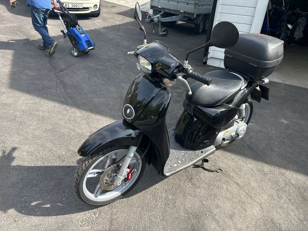 2011 Moped APRILIA APRILIA SCARABEO50 2T NERO APR - Přepravník motocyklů: obrázek 1 2011 Moped APRILIA APRILIA SCARABEO50 2T NERO APR - Přepravník motocyklů: obrázek 1