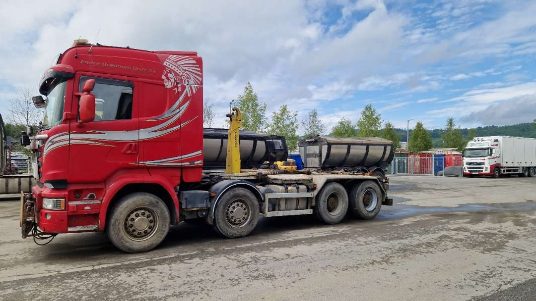 Hákový nosič kontejnerů Scania R580 Brøytebil med sideplog og hydraulisk saltsystem: obrázek 9