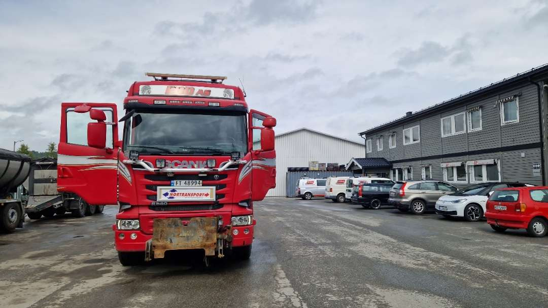 Hákový nosič kontejnerů Scania R580 Brøytebil med sideplog og hydraulisk saltsystem: obrázek 8