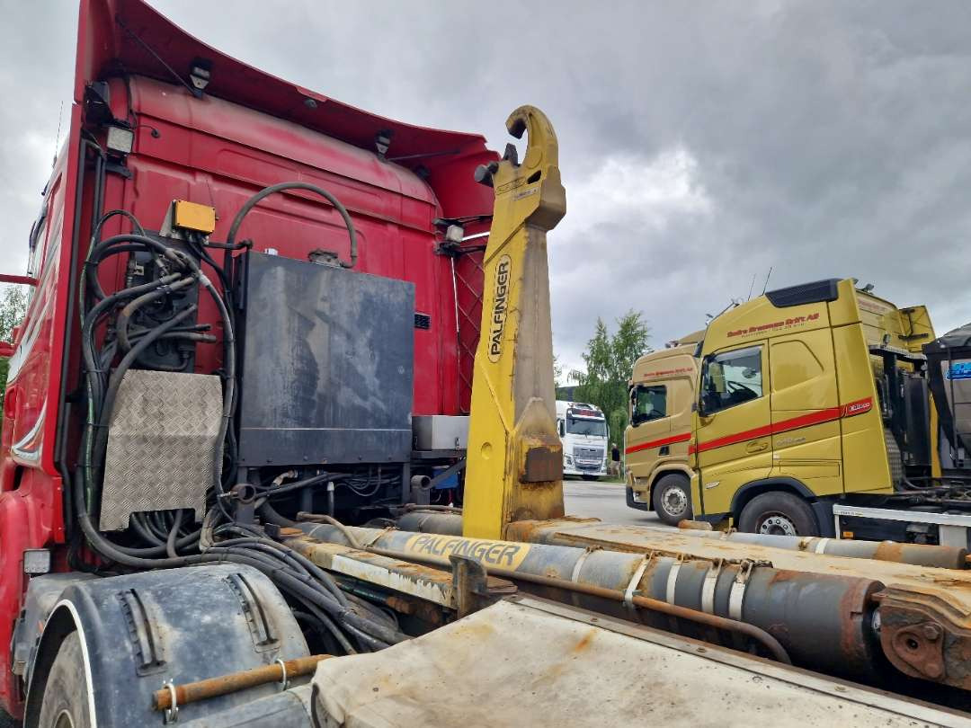 Hákový nosič kontejnerů Scania R580 Brøytebil med sideplog og hydraulisk saltsystem: obrázek 5