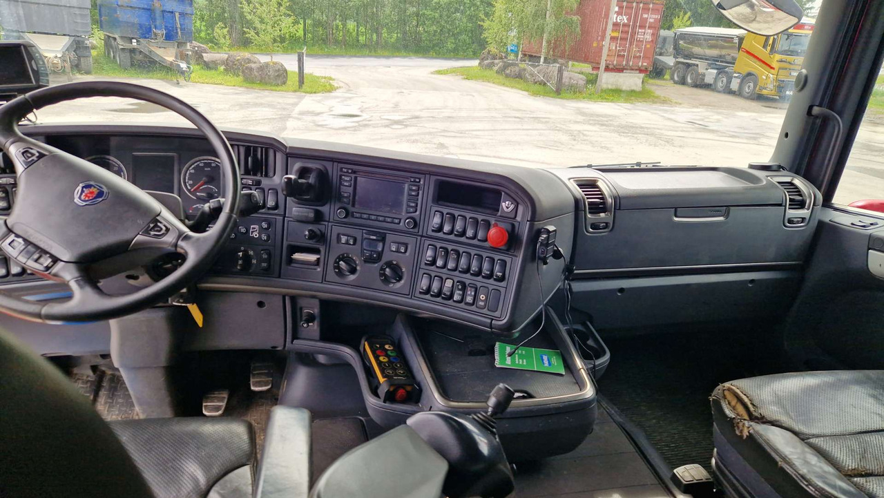 Hákový nosič kontejnerů Scania R580 Brøytebil med sideplog og hydraulisk saltsystem: obrázek 12