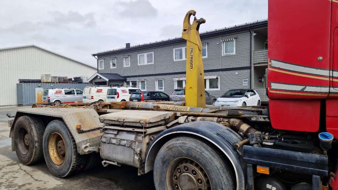 Hákový nosič kontejnerů Scania R580 Brøytebil med sideplog og hydraulisk saltsystem: obrázek 6