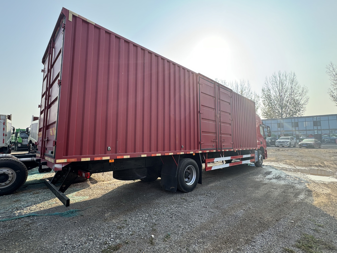 HONGYAN HEAVY TRUCK - Skříňový nákladní auto: obrázek 3 HONGYAN HEAVY TRUCK - Skříňový nákladní auto: obrázek 3