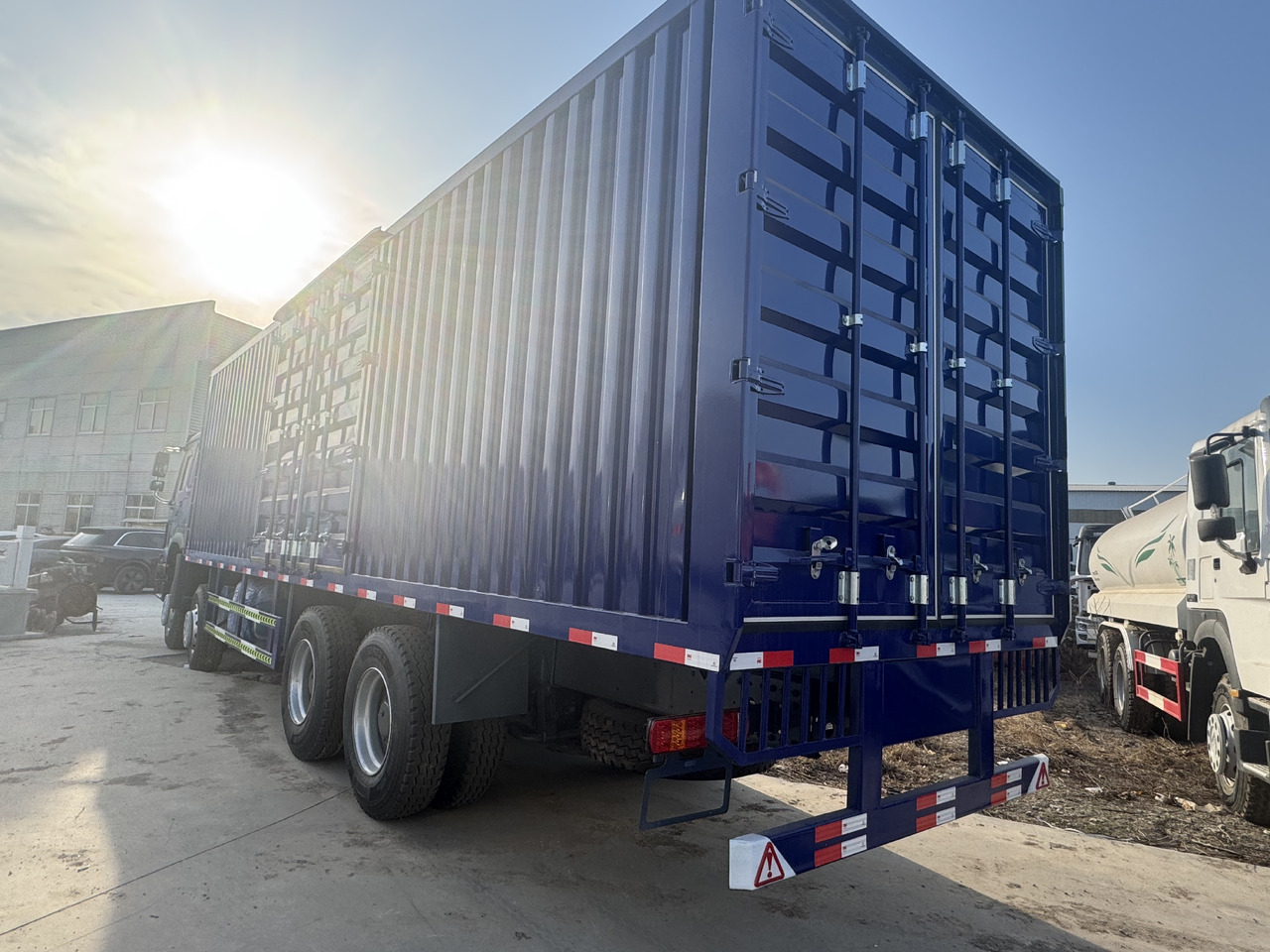 HOWO - Skříňový nákladní auto: obrázek 4 HOWO - Skříňový nákladní auto: obrázek 4