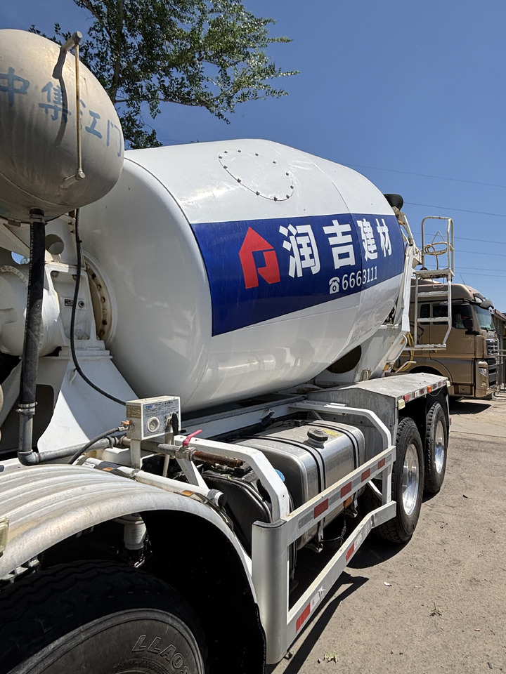 SINO TRUCK - Autodomíchávač: obrázek 2 SINO TRUCK - Autodomíchávač: obrázek 2